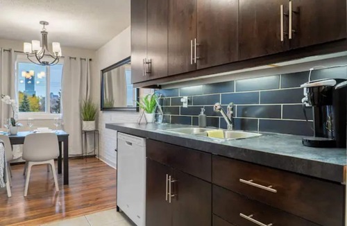 North Central Edmonton Condo | ❤️ of Edmonton ❤️ Brewery Dist 🍻 Pet Friendly🐶❤️