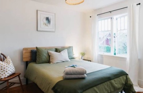 Kitsilano Apartment | ♡of Kits:2BR Pet Friendly Heritage Rustic Chic Apt