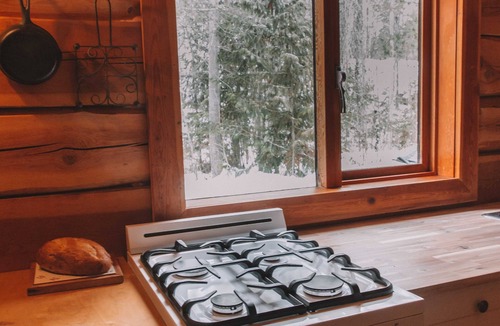 Salmon Arm Cabin | Off-grid Glamping Cabin ~ Sauna ~Larch Hills ~Near Salmon Arm