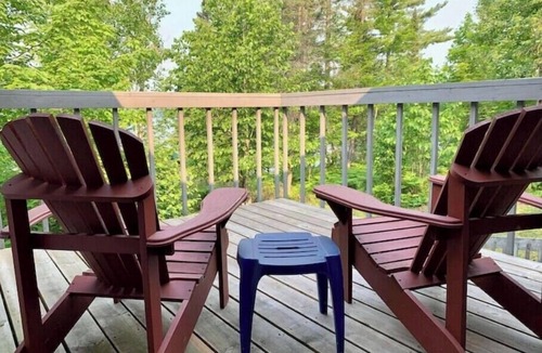 Collingwood Cabin | Off-grid rustic 3-bedroom cabin on very quiet lake