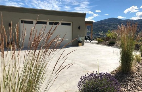 Okanagan-Similkameen House | Okanagan getaway in the middle of a vineyard and an Estate Winery