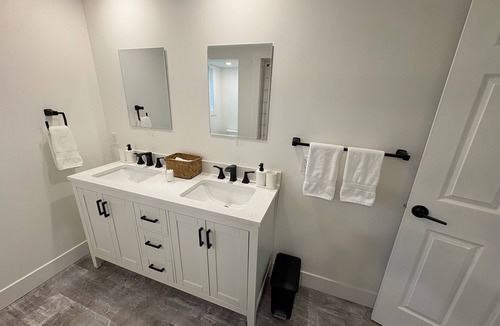 McKinley Apartment | Okanagan Lake Retreat Near Beach, Dock & Wineries Stylish & Cozy