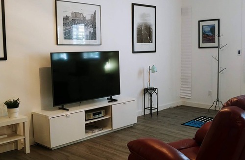 Old Strathcona House | Old Strathcona guesthouse studio apartment.