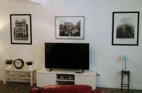 Old Strathcona House | Old Strathcona guesthouse studio apartment.