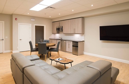 Inner Harbour Apartment | Old Town Open-Plan with High Ceilings and Original Artwork