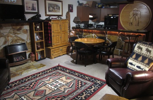 East Kootenay Condo | On Hill, Luxury King Bed, Daylodge Ski Locker! 2 baths, hot tubs,