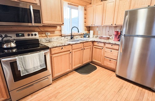 South Fork Cabin | On the river. Private patio. 2 large yards. Dog friendly. Stargazing