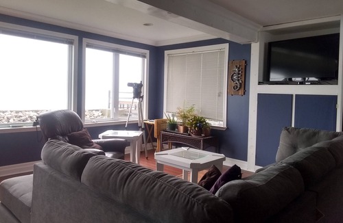 Amherstburg House | On The Water's Edge Room to roam on the lakefront