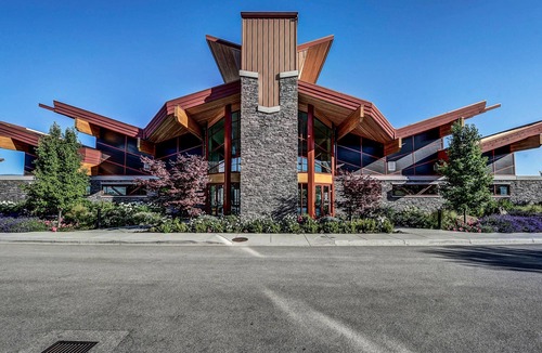 Central Okanagan Apartment | ONE BEDROOM CONDO WITH GORGEOUS LAKE VIEWS AND WORLD CLASS AMENITIES