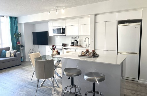 CityPlace Bed & Breakfast | One bedroom condo Downtown Toronto, best location near CN tower