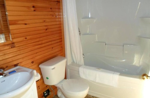 Mayfield Resort | One Bedroom Deluxe Cottage - Sleeps 4