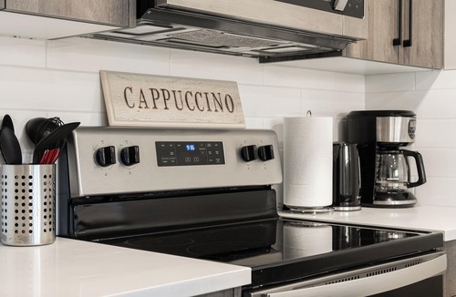Hillhurst Apartment | One Bedroom home, Central Hillhurst, Sleeps 3, Insuite Laundry