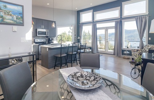 Cowichan Bay House | One Bedroom Ocean View home-5 min from beach
