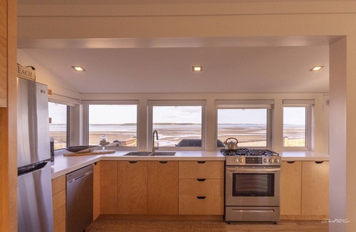 Pointe-du-Chene Cottage | One of a kind Beach House on Parlee Beach!nnSunday to Sunday only during summer.