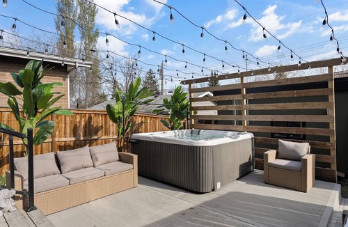 Southwest Calgary House | *One of a Kind* | Hot Tub| Air Hockey| Pool and…