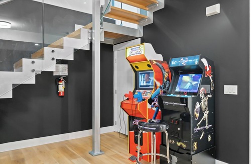 Southwest Calgary House | *One of a Kind* | Hot Tub| Air Hockey| Pool and…