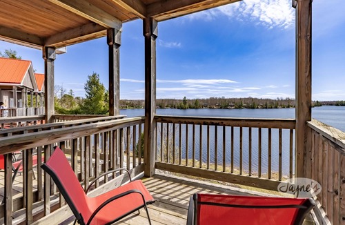 Dunchurch House | One-of-a-kind resort on Whitestone Lake - 14 bedrooms!