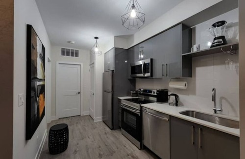 Niagara Falls House | Orange Blossom - Entire Modern Townhouse - 5 min to Falls
