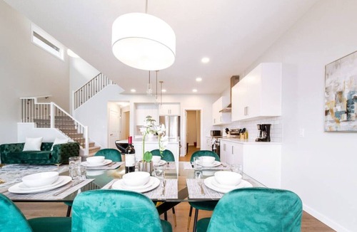 Southeast Edmonton House | Orchards Retreat | AirCon | Sleeps 10 | Near Airpt