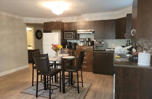 Abbotsford House | Oscar INN &2 bd Family Suite Separate Entr&Kitchen