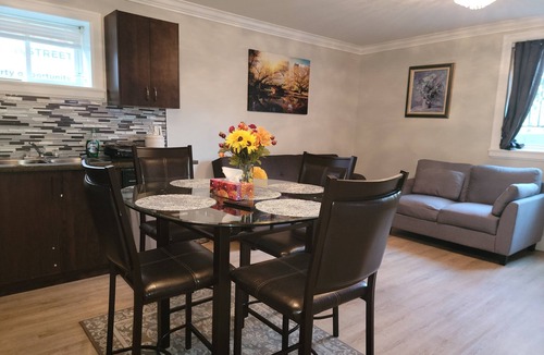 Abbotsford House | Oscar INN &2 bd Family Suite Separate Entr&Kitchen