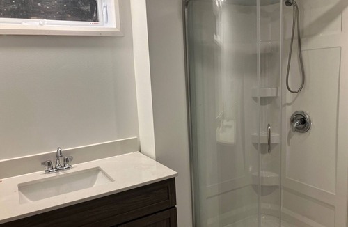 Alta Vista House | Ottawa apt beside park & close to Bank St. Great for couples with kids/pets
