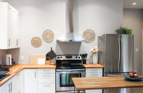 Otter Point House | Otter Point Getaway| Cozy & Calming| 5min to Sooke| Stylish Westcoast Vacation