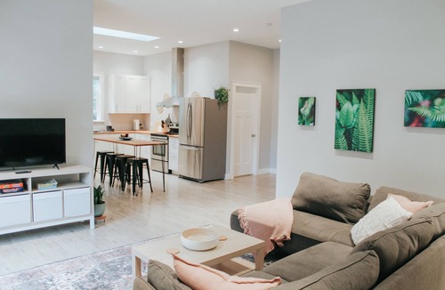 Otter Point House | Otter Point Getaway| Cozy & Calming| 5min to Sooke| Stylish Westcoast Vacation