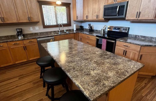 Valemount House | Overlook Cabin Rental - Pet Friendly!