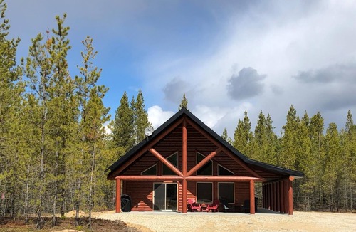 Valemount House | Overlook Cabin Rental - Pet Friendly!