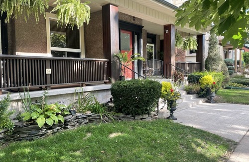 Downtown Apartment | Overlooking Montebello Park