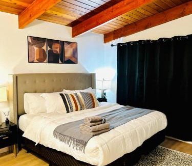 Jasper Place Apartment | P&N Suites - DELUXE KING ROOM- PARIS