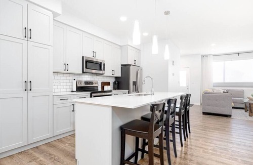 Southwest Edmonton House | Paisley. Sleeps 6. Dog Friendly. A/C