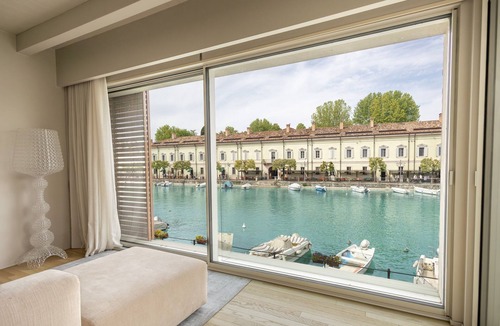 Peschiera del Garda City Centre Apartment | Palazzo Cordigero - Canale Apartment with Canal View, Wi-Fi and Air Conditioning