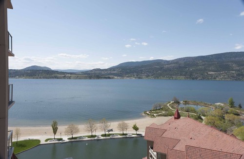 Central Okanagan Condo | Panoramic Lake Views from 14 Flr 1BR+Den Resort at Sunset Waterfront Sleeps 6