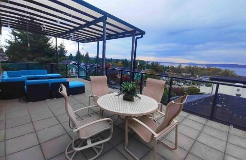 White Rock House | Panoramic Ocean view & Rose Garden Villa