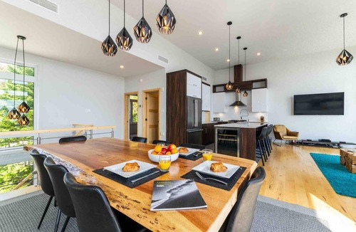 Petite-Riviere-Saint-Francois Ski Chalet | Panoramique 57: Stunning Views & Spacious Comfort