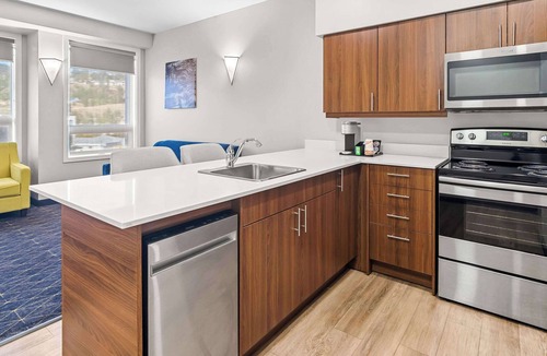 Rutland Hotel | Park Inn by Radisson, Kelowna