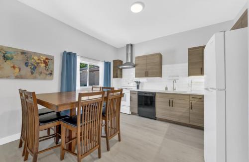 Leamington Apartment | Parkside Flat #5 - Seacliff Beach Suites