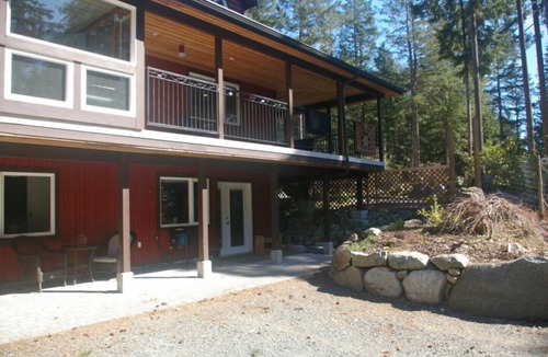 Quathiaski Cove House | Patio Suite at Kingfisher Pond Guesthouse