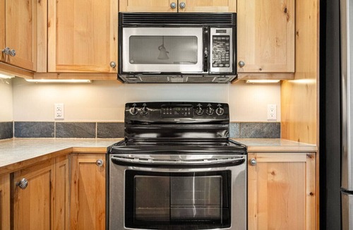 East Kootenay Apartment | Paws & Peaks | Hot Tub | Games Room | Central