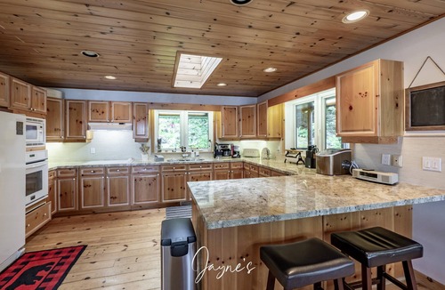 Seguin Cottage | Peace and Quiet on Little Lake Joseph!