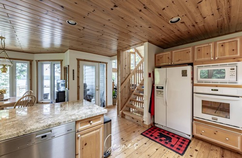 Seguin Cottage | Peace and Quiet on Little Lake Joseph!