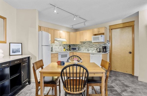 Cougar Creek Apartment | Peaceful 2BR for 8 w/Balcony, BBQ & Gym!