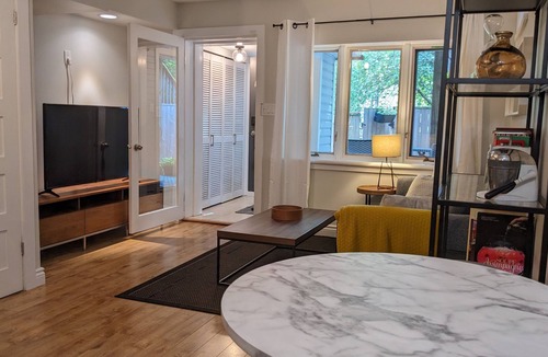 Leslieville Apartment | Peaceful garden apartment in the heart of Leslieville/Danforth, fully equipped