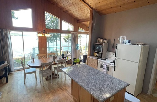 70 Mile House Cabin | Peaceful Lakefront Cabin on Green Lake w/Bunkhouse
