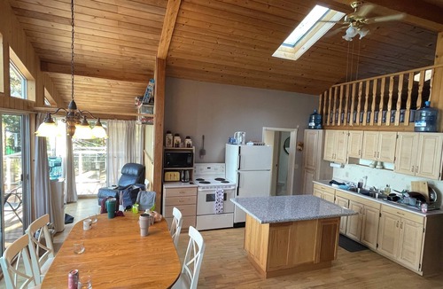 70 Mile House Cabin | Peaceful Lakefront Cabin on Green Lake w/Bunkhouse