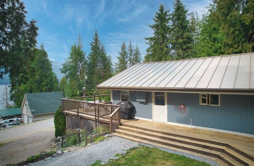 Blind Bay Cottage | Peaceful Lakeview Cottage & five minutes to lake