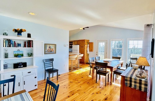 Clinton Cottage | Peaceful, Modern, 3 Bedroom Retreat with Gorgeous Views near Cavendish
