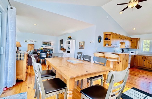 Clinton Cottage | Peaceful, Modern, 3 Bedroom Retreat with Gorgeous Views near Cavendish